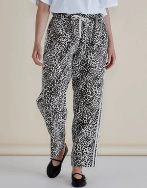 Betty Basics Quinn Cotton Jogger - Leopard Print