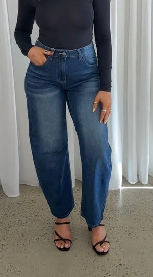 Wakee Barrel Jeans - Mid Wash