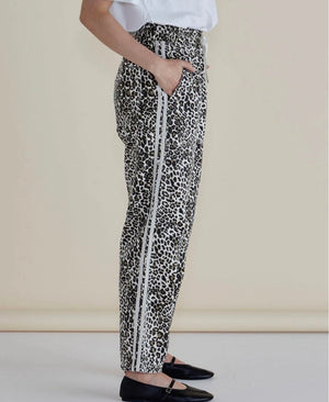 Betty Basics Quinn Cotton Jogger - Leopard Print